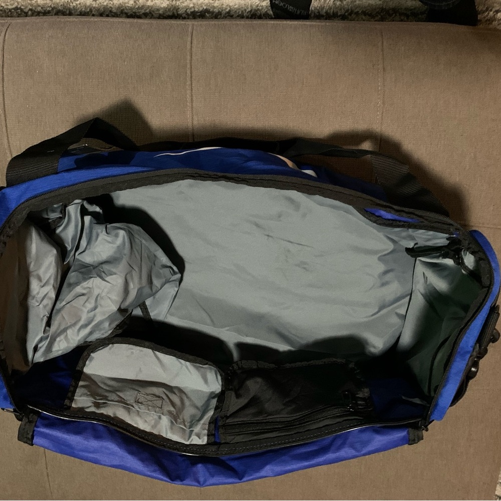 Blue Nike duffel bag / gym bag with shoulder strap. New with tags. - Picture 3 of 4